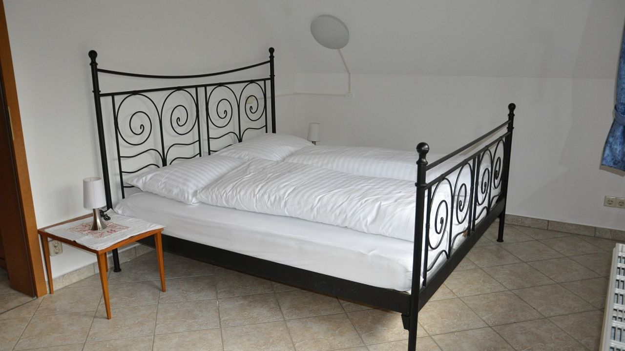 Westzimmer mit Doppelbett Westzimmer mit Doppelbett